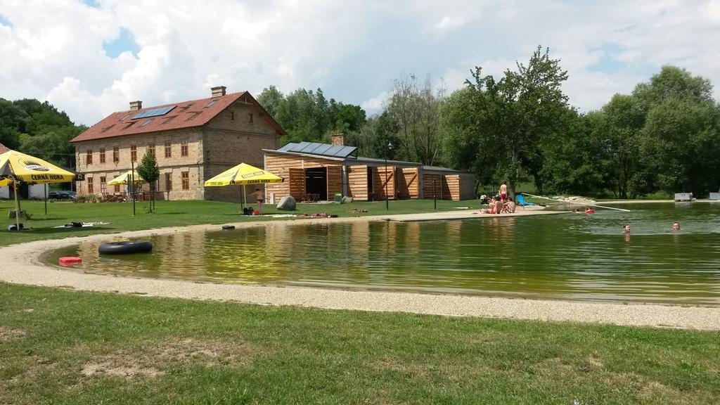 Rekreacni Areal Dvur Honetice Hotel Luaran gambar